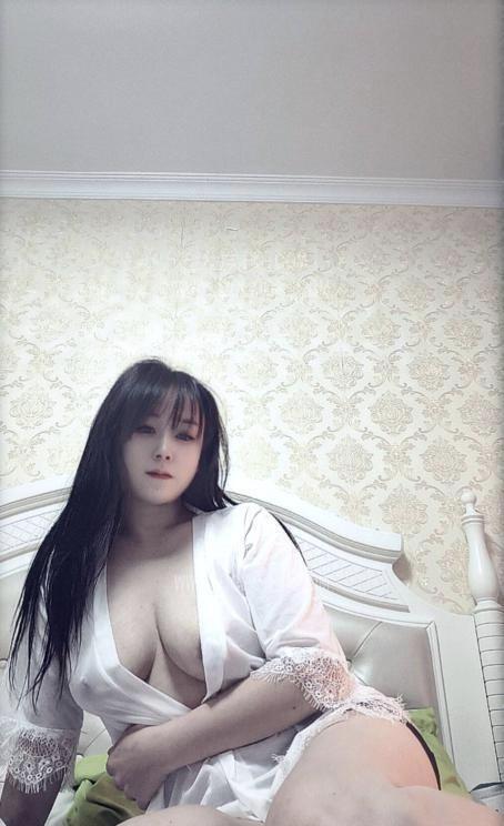 大胸翘臀小少妇