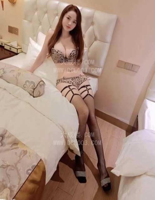 海珠粉嫩少女胸诱惑妞妞