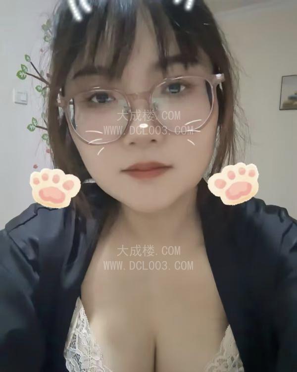 蜀山大胸眼镜妹
