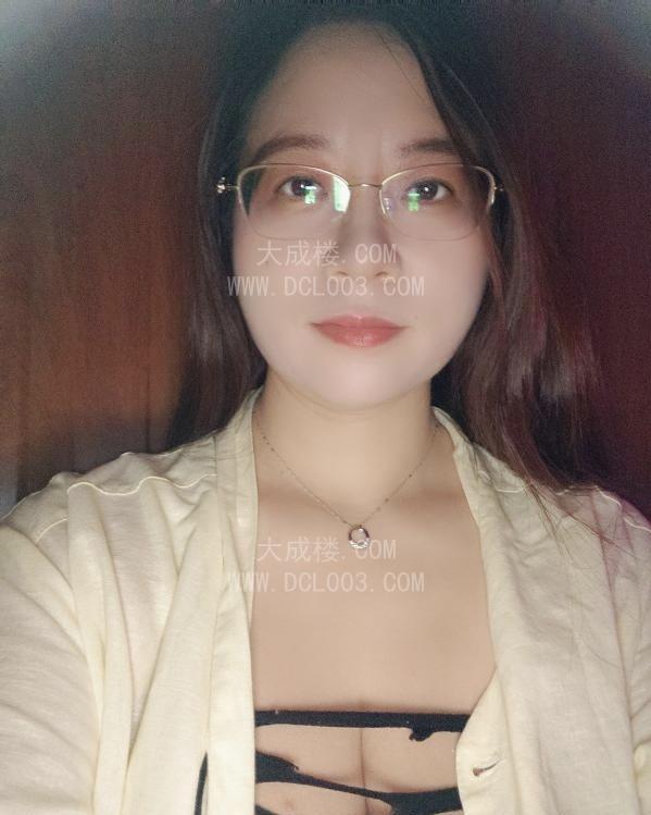 海珠奶牛眼镜妹